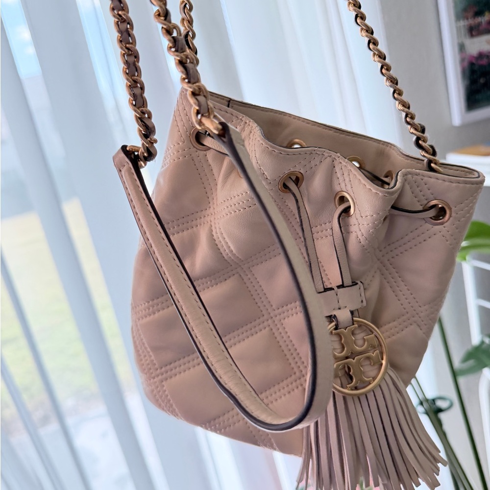 Tory Burch Cream Quilted Crossbody Bag with Gold Chain - Picture 9 of 13